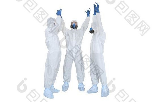 身穿哈扎马特套装的医生们在白色背景下双手叠放团队工作。