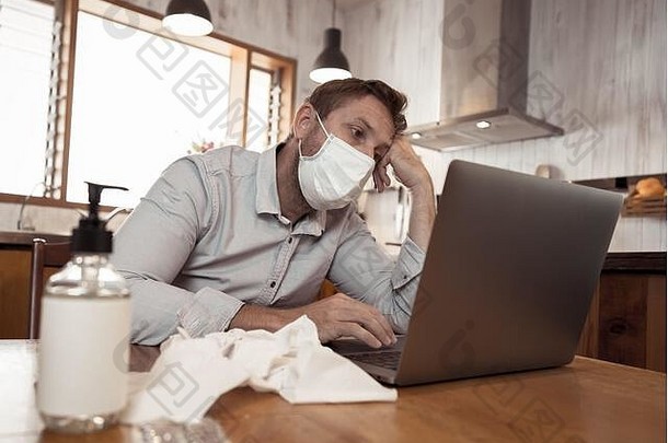 2019冠状病毒疾病在线咨询。戴着面具的病人在视频通话中与医生通话。在线患者向医生寻求医疗建议