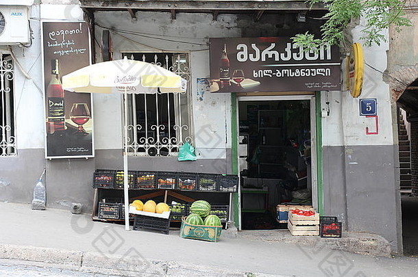 一家非常典型的小街水果<strong>蔬菜店</strong>