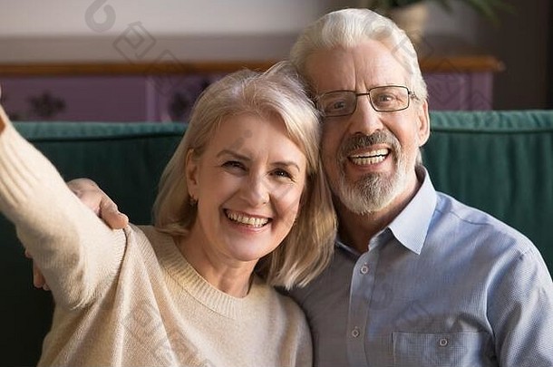 上了年纪的夫妇肖像视图网络相机