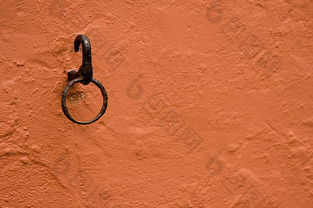 黑色，<strong>铁环</strong>和铁钩，挂在橙色的墙上