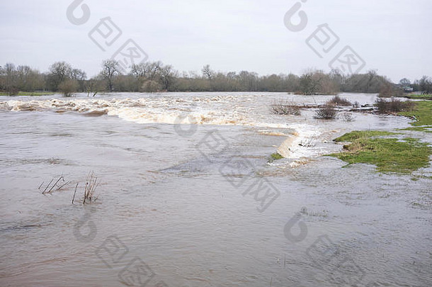 英国德比郡索利附近特伦特河洪水
