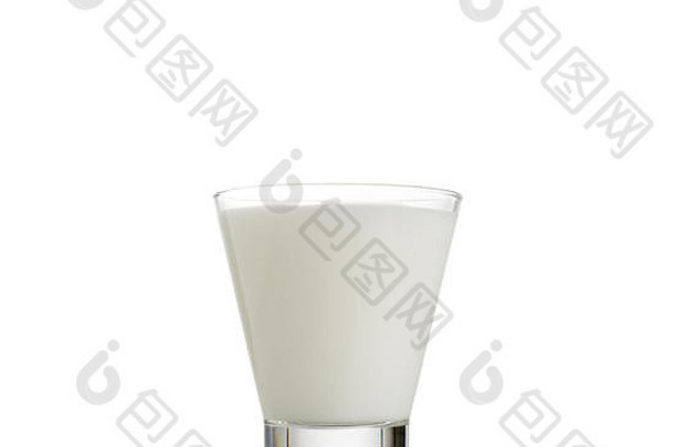 白底玻璃杯中的鲜牛奶，分离