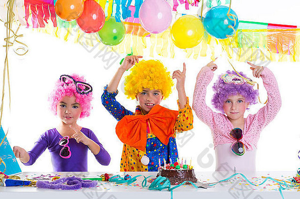 儿童生日快乐派对，小丑假发和巧克力蛋糕
