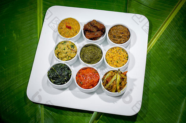 孟加拉美食Vorta、vaji、咖喱鱼和咖喱蔬菜拼盘。