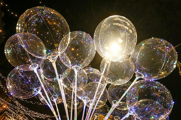 晚上，<strong>街道</strong>上有一群用led二极管<strong>照明</strong>的气球。