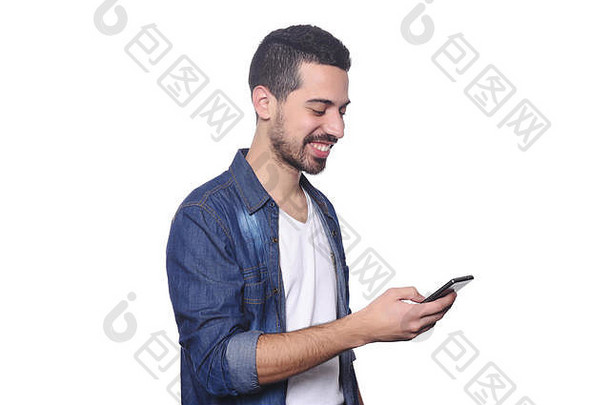肖像年轻的拉丁男人。打字智能手机孤立的白色背景