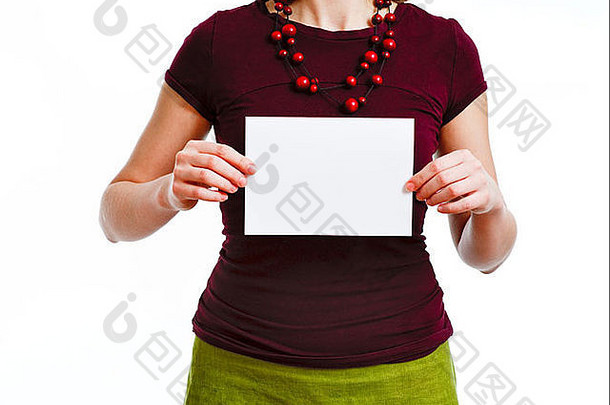 手拿空白纸的女人，背景是纯白的