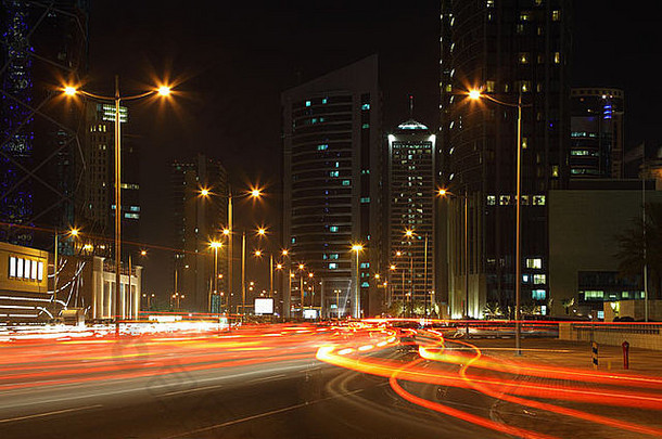 <strong>卡塔尔</strong>多哈市区夜间交通