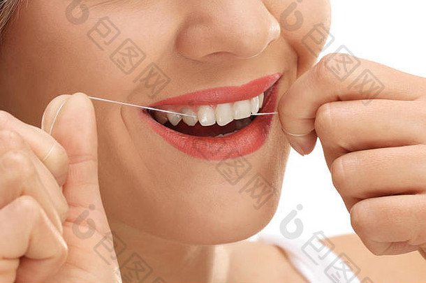 女手用牙线清洁牙齿牙齿孤立的白色背景