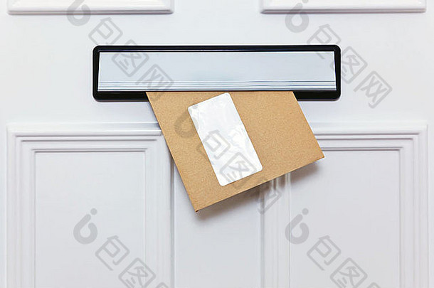 前门信箱空白窗口中的棕色信封，供您添加自己的姓名和地址详细信息。