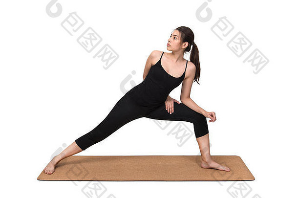 年轻女子在白色背景软木瑜伽垫上练习瑜伽姿势