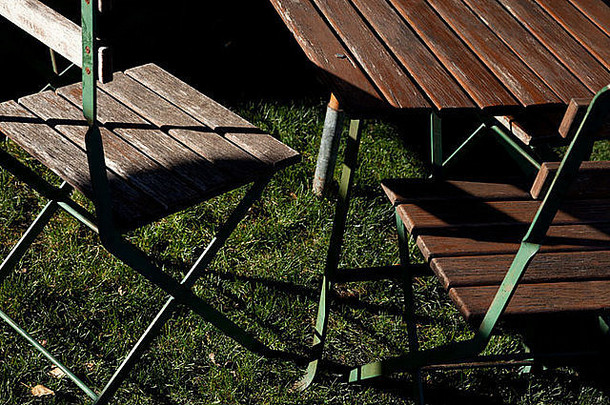 <strong>澳大利亚塔斯</strong>马尼亚，草地上的老式花园桌椅
