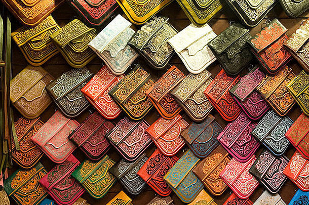 色彩鲜艳的女士们手袋出售集市马拉喀什摩洛哥