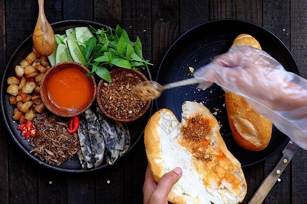 特写镜头俯瞰女士手准备早餐，越南纯素面包配蘑菇派，番茄酱，香草，炸碎面包，豆腐，