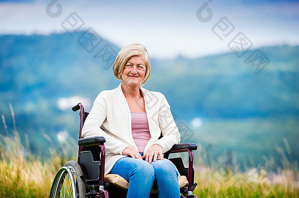 坐轮椅的妇女