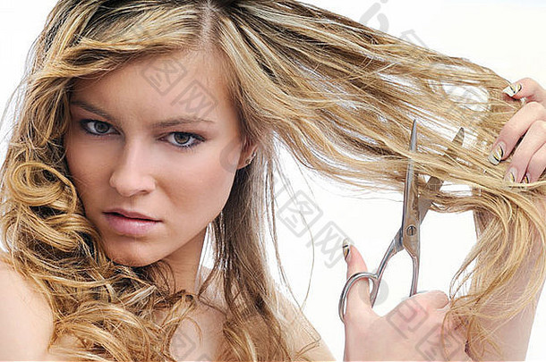 年轻的美丽的女人切割头发剪刀不开心表达式孤立的白色背景
