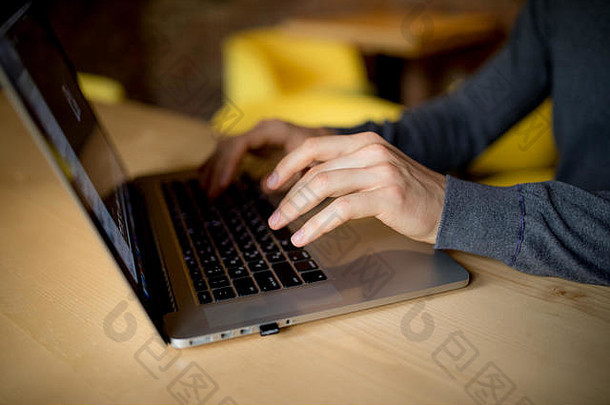 笔记本电脑可以让人浏览互联网。咖啡时间