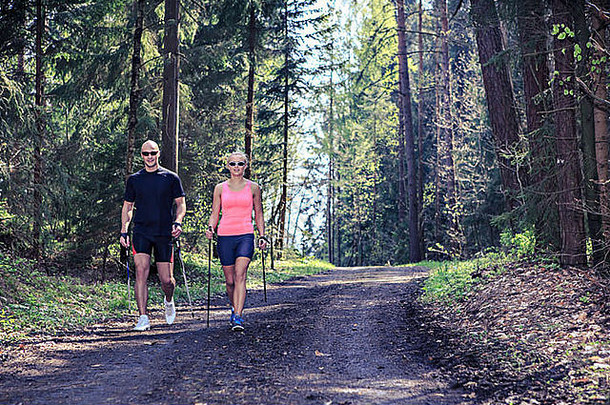 一对夫妇在森林中进行北欧步行训练