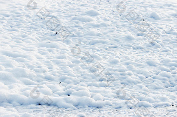 白雪的纹理，像覆盖在挖土上的小漂流