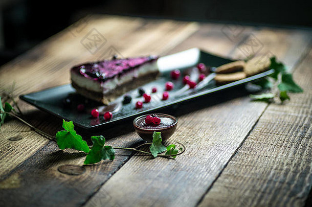芝士蛋糕配新鲜浆果和巧克力甜点-健康有机夏季甜点派芝士蛋糕。
