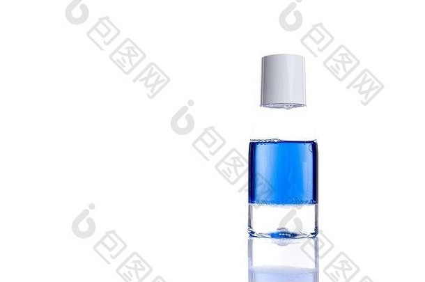 白色背景上隔离蓝色液体的化妆品塑料瓶