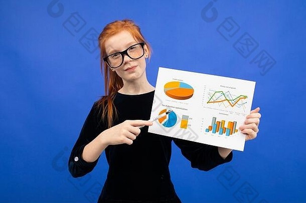 严肃的红发少女，戴着眼镜，穿着黑色连衣裙，在蓝色背景上展示带有图表和统计数据的床单