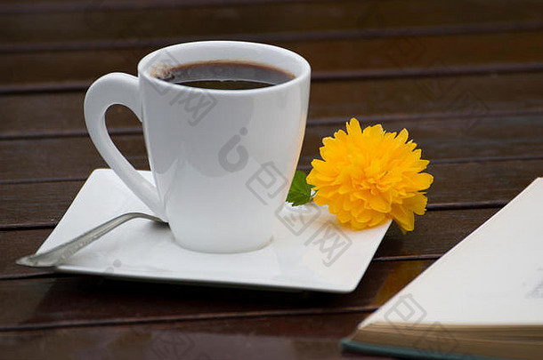 杯黑色的<strong>咖啡</strong>美丽的花银茶匙飞碟开放书木表格