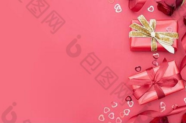 情人节，红玫瑰和彩带礼盒，红色背景平放，生日抽象背景与空间。