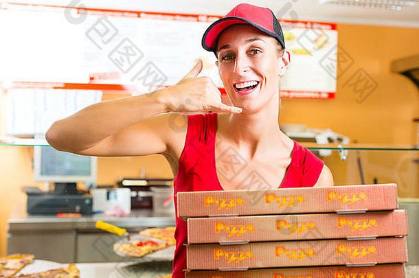 女人持有披萨盒子手订单披萨交付