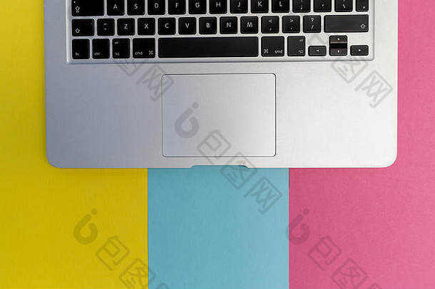 亮粉蓝色背景的笔记本电脑键盘