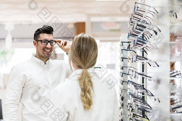 在眼镜店向顾客出售眼镜的女人
