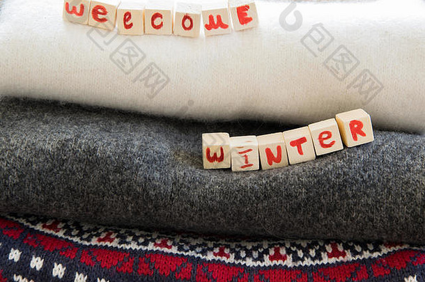 羊毛衫作物视图，带有欢迎冬季文本、时尚季节概念