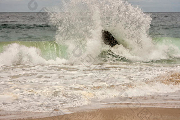 美国加利福尼亚州加拉帕塔州立公园海滩上的<strong>岩石</strong>和冲浪