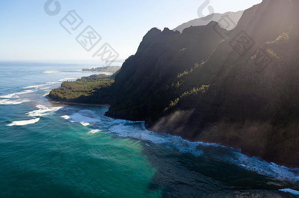 视图直升机巴利语海岸考艾岛夏威夷美丽的阳光