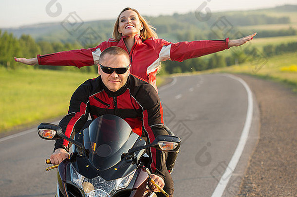 骑摩托车的人男人。女人坐着摩托车