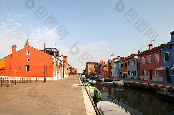 意大利威尼斯附近的伯拉诺岛上的水道和五颜六色的房屋
