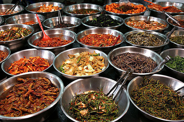 装满各种发酵蔬菜（泡菜）的金属碗。这张照片摄于韩国水原的韩国传统食品市场