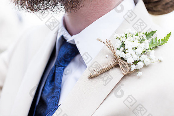 婚礼前新郎西装上的花束别针。