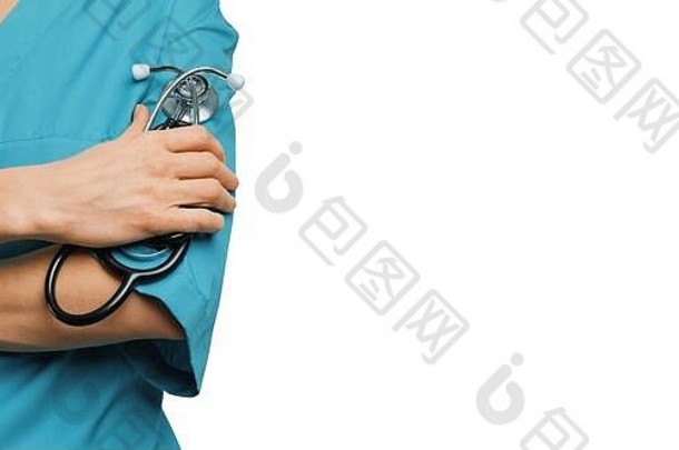 身穿绿色外套的女外科医生手持听诊器。带有拷贝空间的隔离背景。<strong>医学</strong>和保健概念