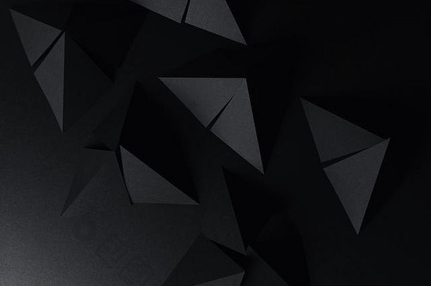 黑色背景上的三角形纸，抽象