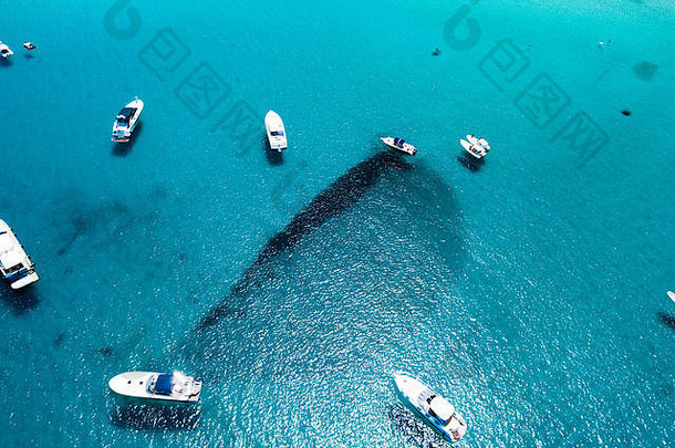 翠绿透明的地中海上一些游艇的鸟瞰图。意大利撒丁岛埃默拉德海岸（斯梅拉尔达海岸）大佩韦罗湾。