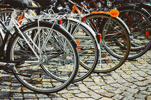 把自行车停在人行道上。大城市的自行车停车场。色调即时照片