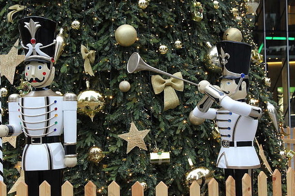 圣诞树上装饰着金色的装饰品和白色的玩具