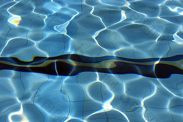 西班牙一个室外游<strong>泳池</strong>上的阳光反射在水面上