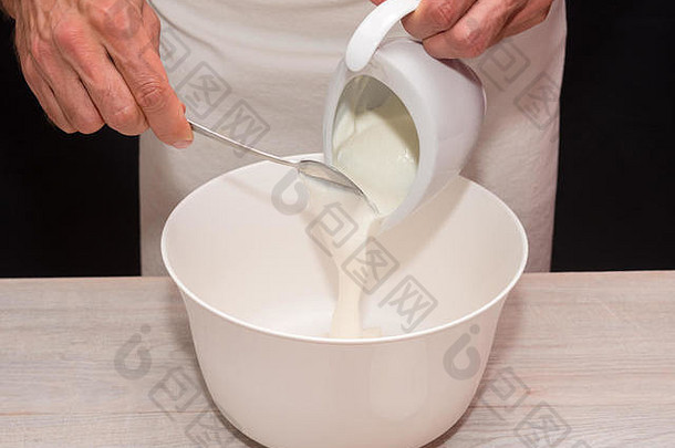 将酸奶加入碗中。做酸奶蛋糕。
