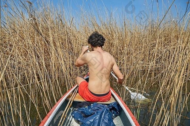 独木舟之旅面对杂草丛生的水域