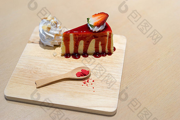 草莓芝士蛋糕木板集中草莓复制空间表格背景