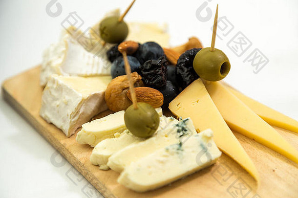 木板上的一盘奶酪