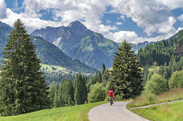 不错的活跃的高级女人骑电山自行车克莱因瓦尔斯特分行福拉尔贝格州奥地利著名的<strong>峰会</strong>维德斯坦<strong>背景</strong>